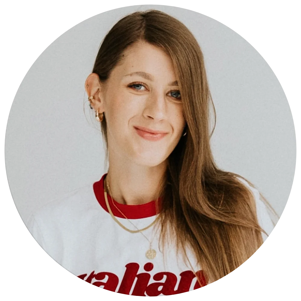 Adrianna Hirsz, <br><a href="https://instagram.com/adrianna_hirsz" target="_blank" style="color: #272524;">IG @adrianna_hirsz</a>